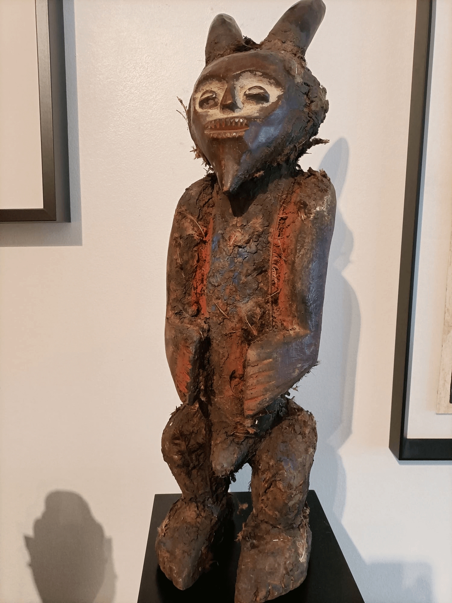 Escultura tribal em madeira